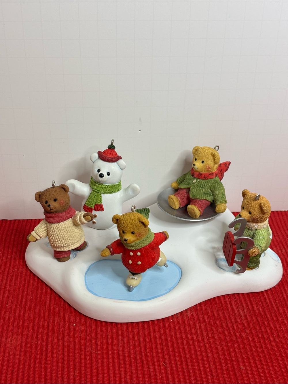 Hallmark 2002 “HollydayHill” Keepsake Christmas/Orbament- Red, Green, White
